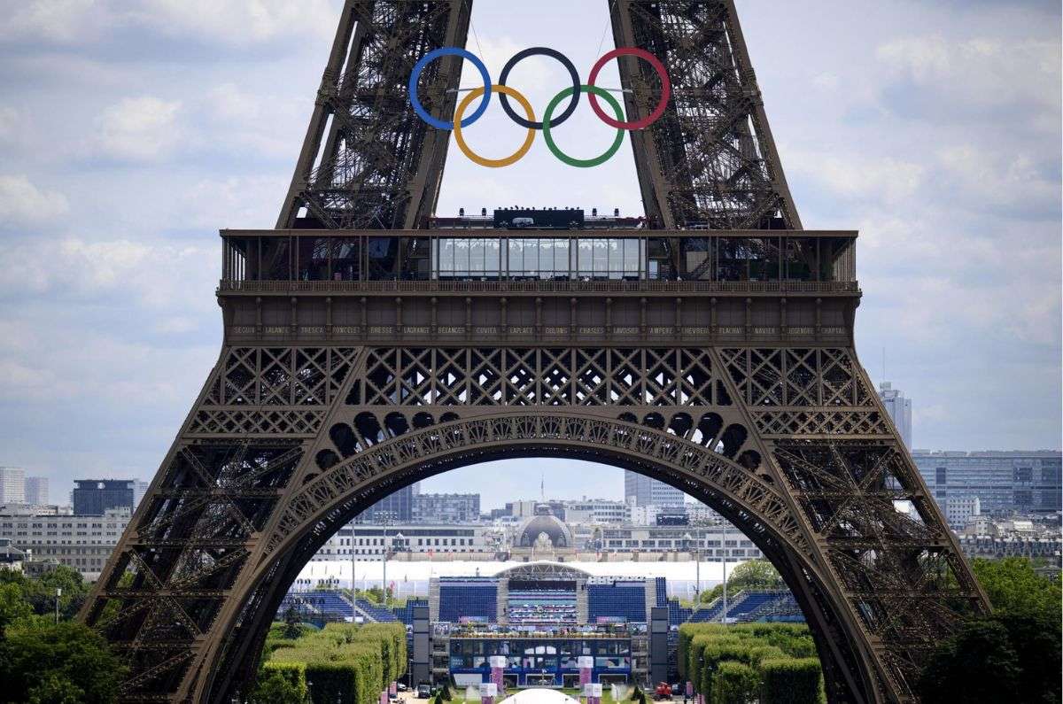 La Torre Eiffel con la bandera olímpica / EFE