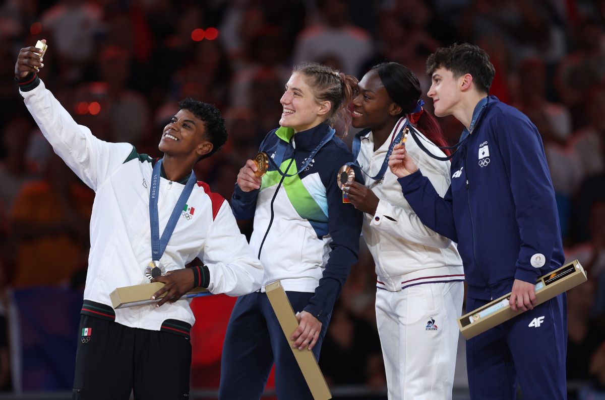 Prisca Awiti con los medallistas en judo / Comité Olímpico Internacional