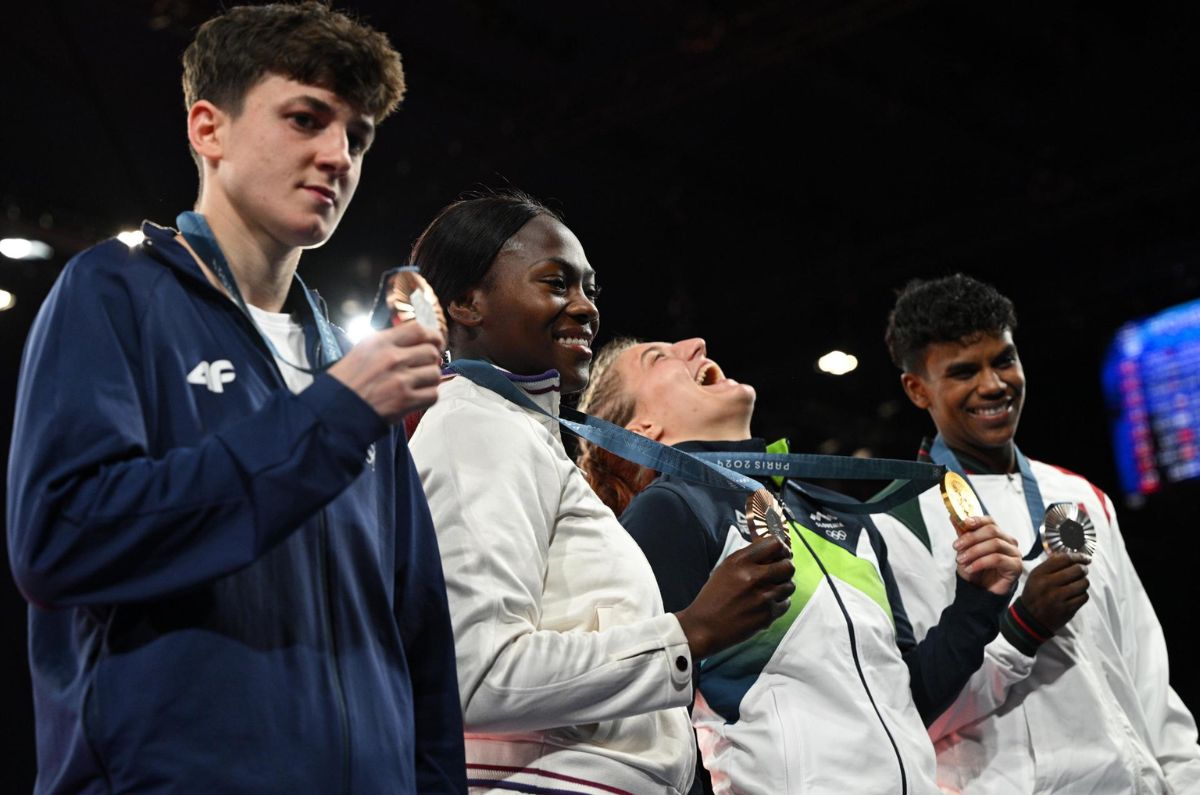 Prisca Awiti con los medallistas en judo / EFE