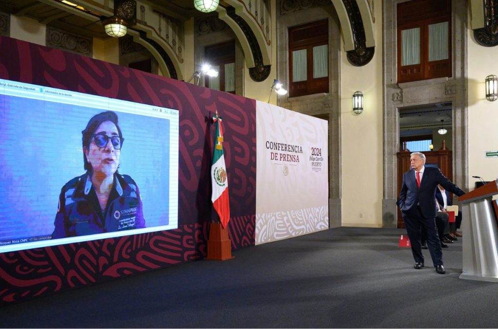 El presidente Andrés Manuel López Obrador en videollamada con la titular de Protección Civil, Laura Velázquez, en La Mañanera.