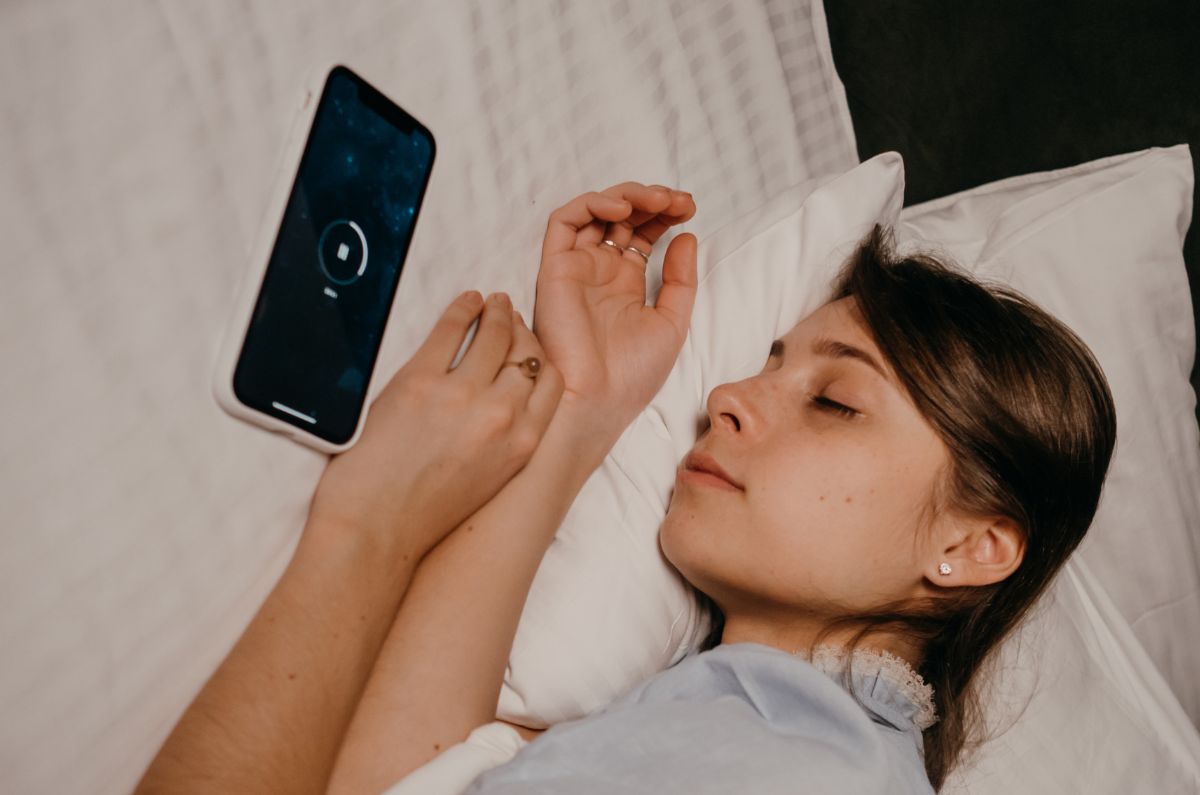 No duermas cerca de tu celular, conoce las razones