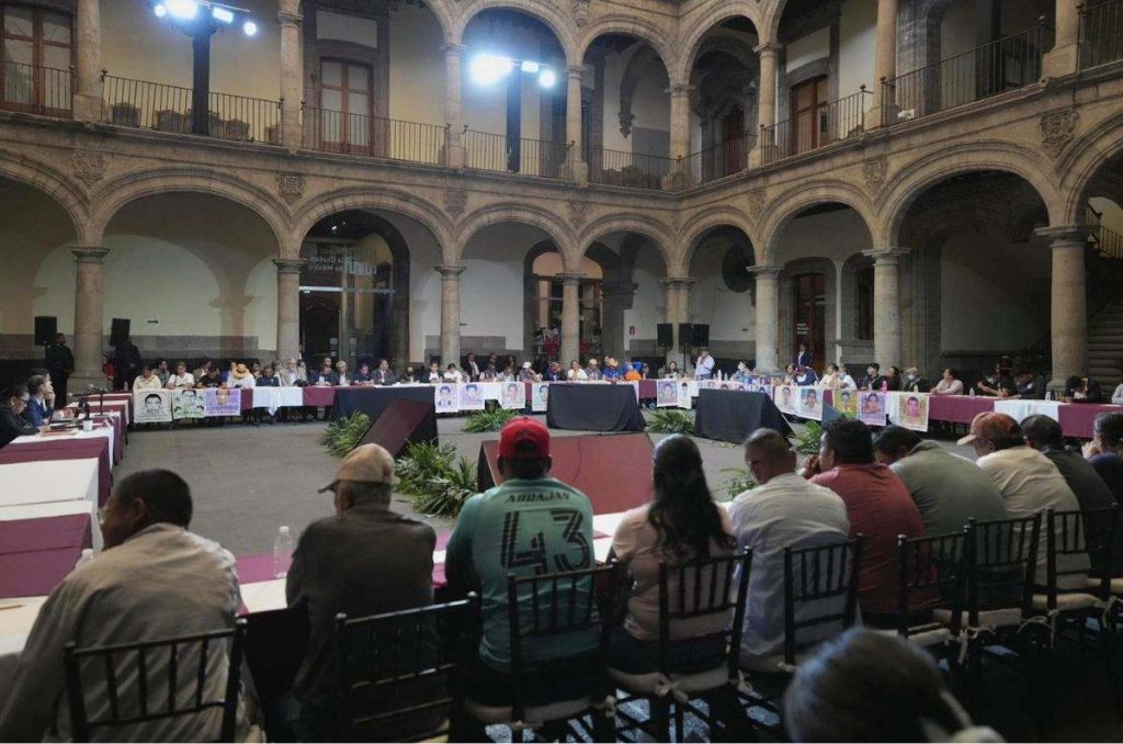 Padres y familiares de normalistas de Ayotzinapa expresaron decepción y enfrascamiento tras reunirse este lunes con el presidente Andrés Manuel López Obrador.