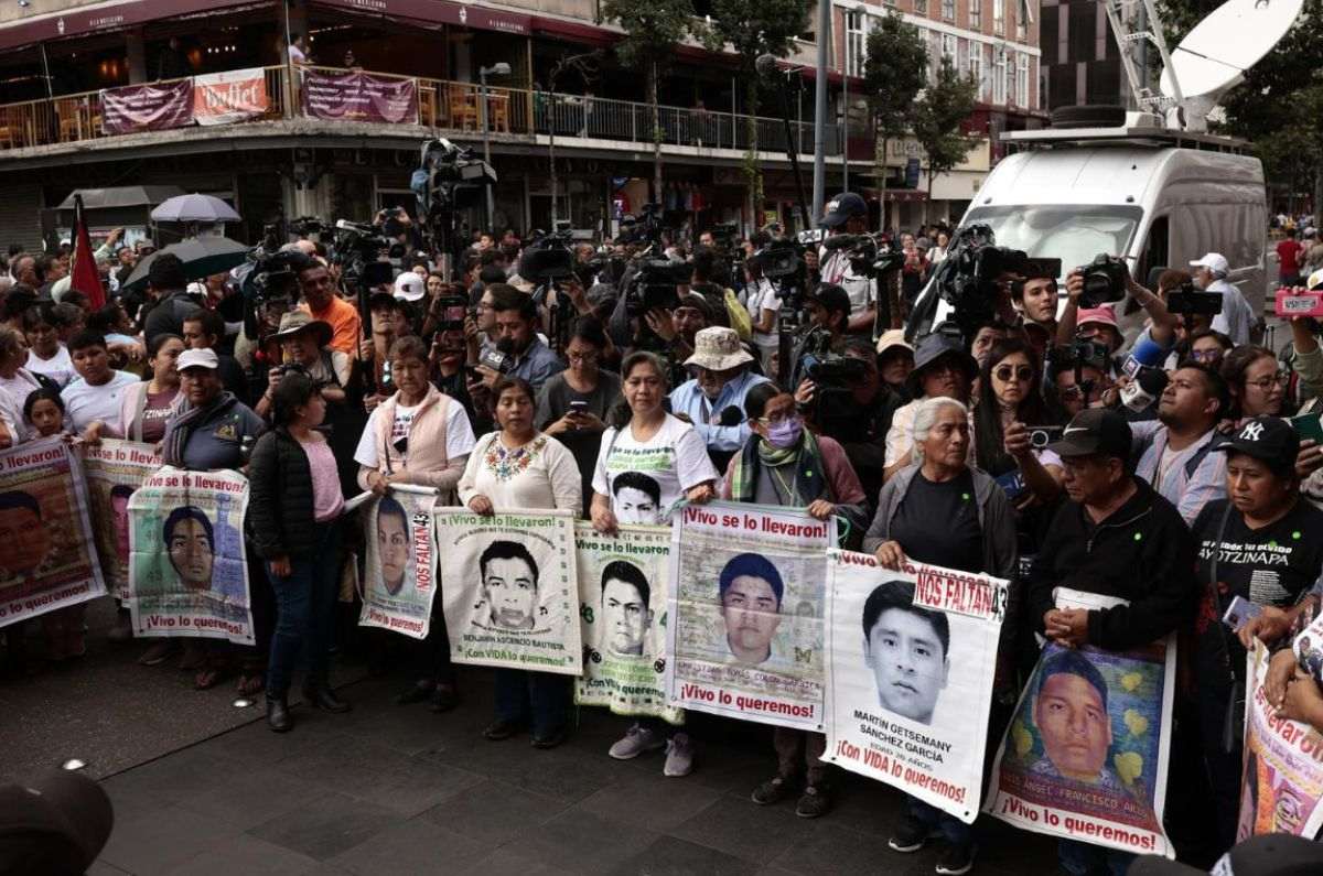 Padres de Ayotzinapa, ‘decepcionados’ de AMLO, pero con ‘esperanza’ en Sheinbaum