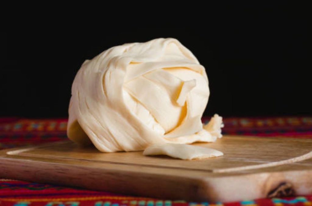 El quesillo, conocido también como queso de hebra o queso Oaxaca, es un queso fresco y suave. Conoce cuál es la mejor marca, según Profeco.