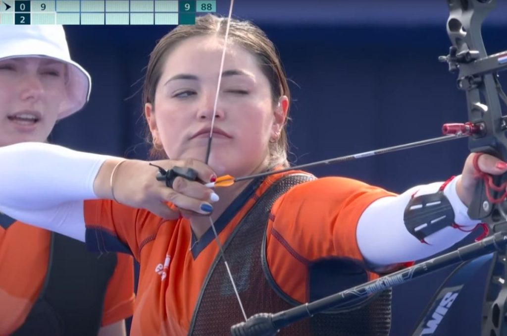 Gaby Bayardo, atleta mexicana de tiro con arco que ahora representa a Países Bajos, afirmó que escuchó el 'No era penal' en su participación.