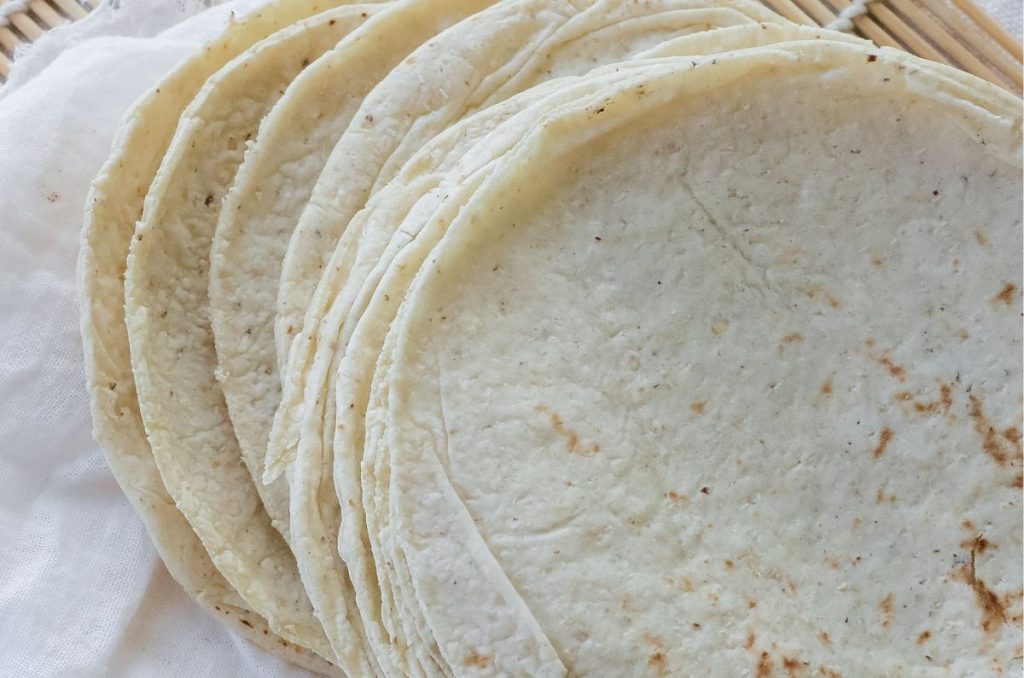 Aunque parezcan lo mismo, las tortillas de maíz que se venden en tortillerías o supermercados son muy diferentes; entérate.