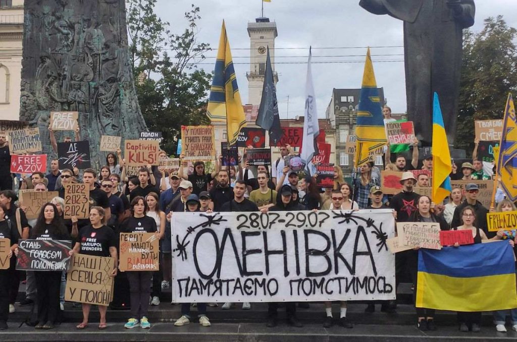 En Ucrania, voluntarios rescatan de los bombardeos a personas con movilidad limitada, como ancianos o personas con discapacidad.