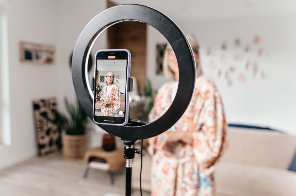 Harvard ofrece un curso de 12 mil dólares que promete volverte el mejor influencer. Sin embargo, existen otras universidades donde también puedes estudiar.