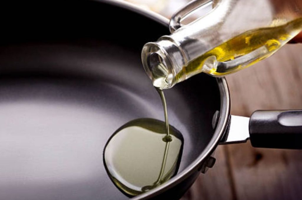 El punto de humo del aceite es uno de los principales indicadores a tomar en cuenta al momento de cocinar, pues evita dar malos sabores.