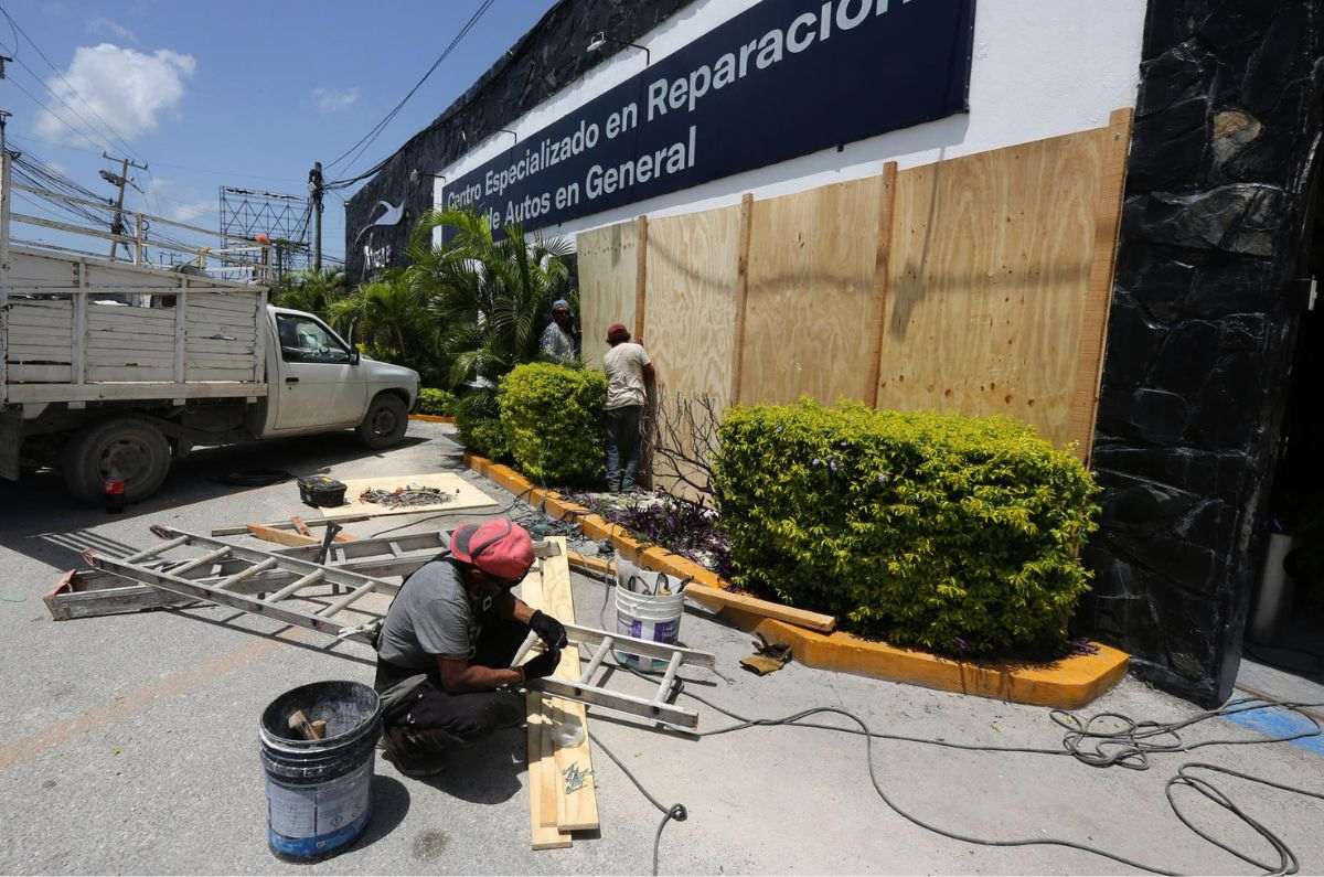 El estado de Quintana Roo se prepara con refugios, operativos y hasta compras de pánico para la llegada del Huracán Beryl. / EFE