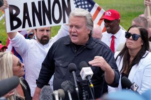 Steve Bannon, exasesor de Trump, llega a prisión para cumplir con una condena de 4 meses