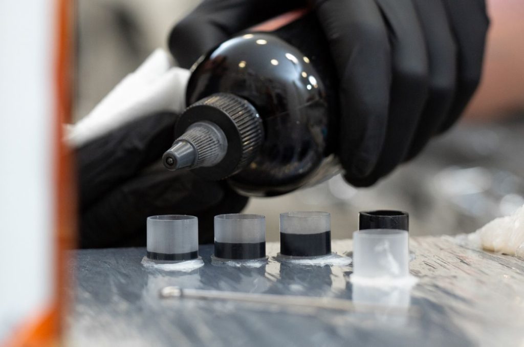 Si piensas tatuarte, será mejor que investigues el estudio y material que usan; la FDA lanzó alerta por bacterias en tinta de tatuaje.