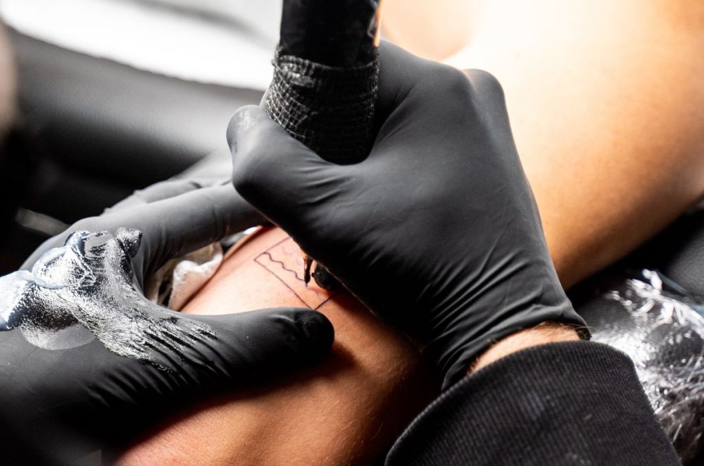 Si piensas tatuarte, será mejor que investigues el estudio y material que usan; la FDA lanzó alerta por bacterias en tinta de tatuaje.