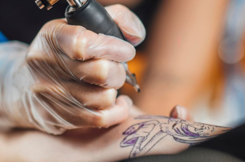 Si piensas tatuarte, será mejor que investigues el estudio y material que usan; la FDA lanzó alerta por bacterias en tinta de tatuaje.