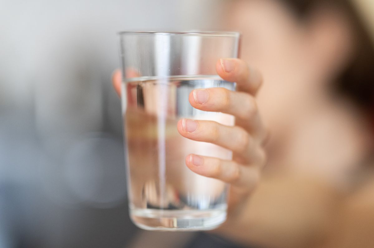 Tips para que beber más agua natural sea un hábito sostenible