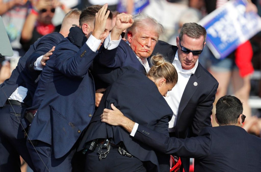 Cámaras captaron el momento exacto en el que un tirador abrió fuego durante un mitin de Donald Trump, hiriéndolo de bala.