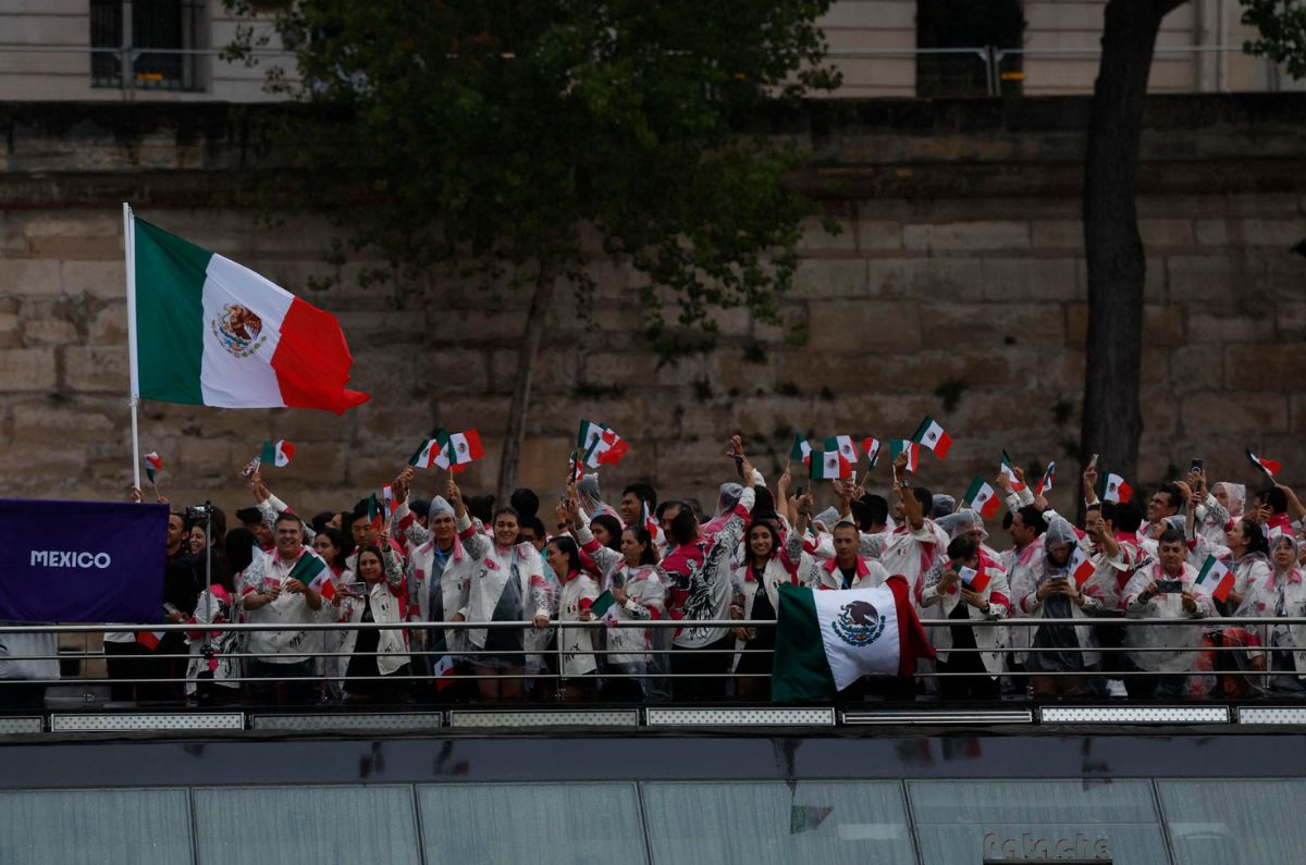 México hizo su aparición en el desfile olímpico durante la ceremonia de inauguración de París 2024 / EFE