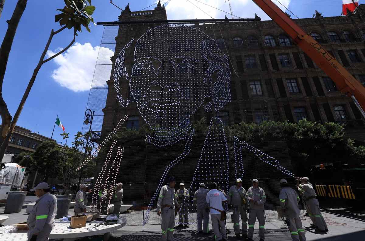 Instalan alumbrado monumental por las fiestas patrias en el Zócalo