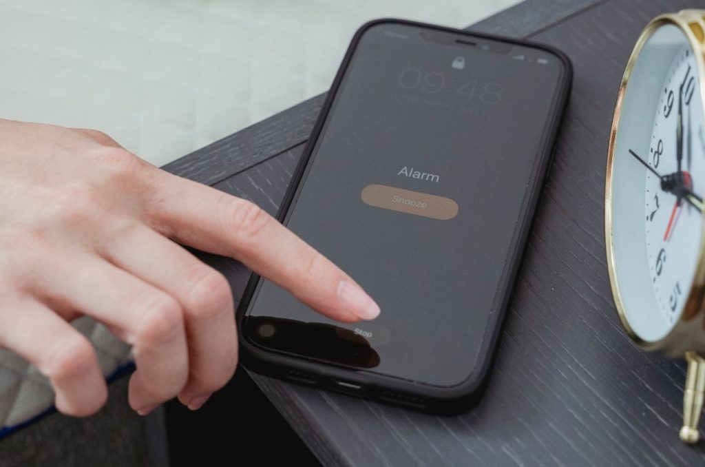 Poner muchas alarmas para despertar es una práctica bastante común, sin embargo, esto no es lo más saludable para tu sueño; entérate.