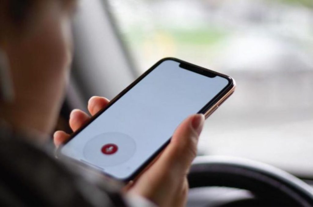 ¿Sabías que los hackers ya pueden llevar a cabo fraudes usando tu voz? Esto lo hacen con ayuda de la IA, conoce distintas formas de protegerte.