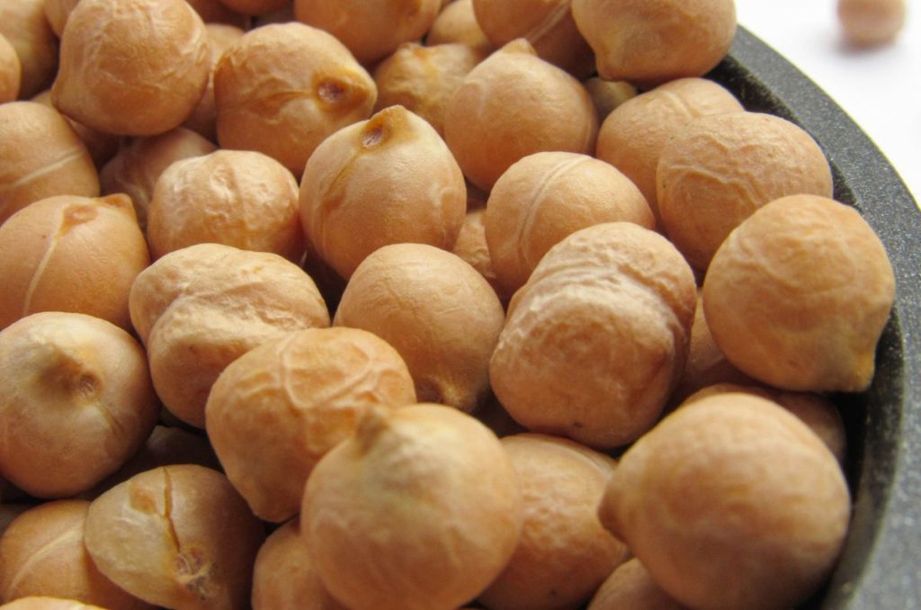 Los garbanzos son un alimento que ofrece múltiples beneficios y propiedades para la salud. Conoce qué nutrientes aporta.