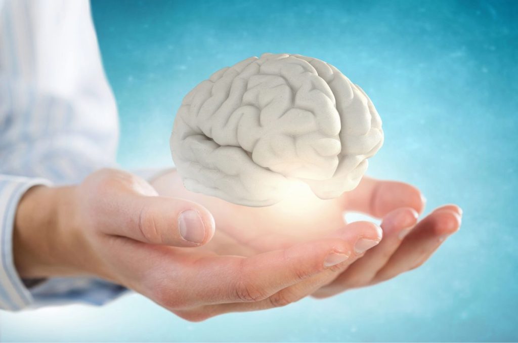 ¿Quieres saber cómo tener un cerebro más sano? Toma nota y adopta alguno de estos consejos de especialistas para mejorar tu salud.