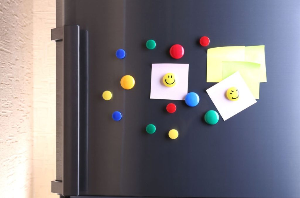 ¿Los imanes aumentan el consumo de energía en el refrigerador? Resuelve esa duda sobre la energía y explica qué incluye más que eso.