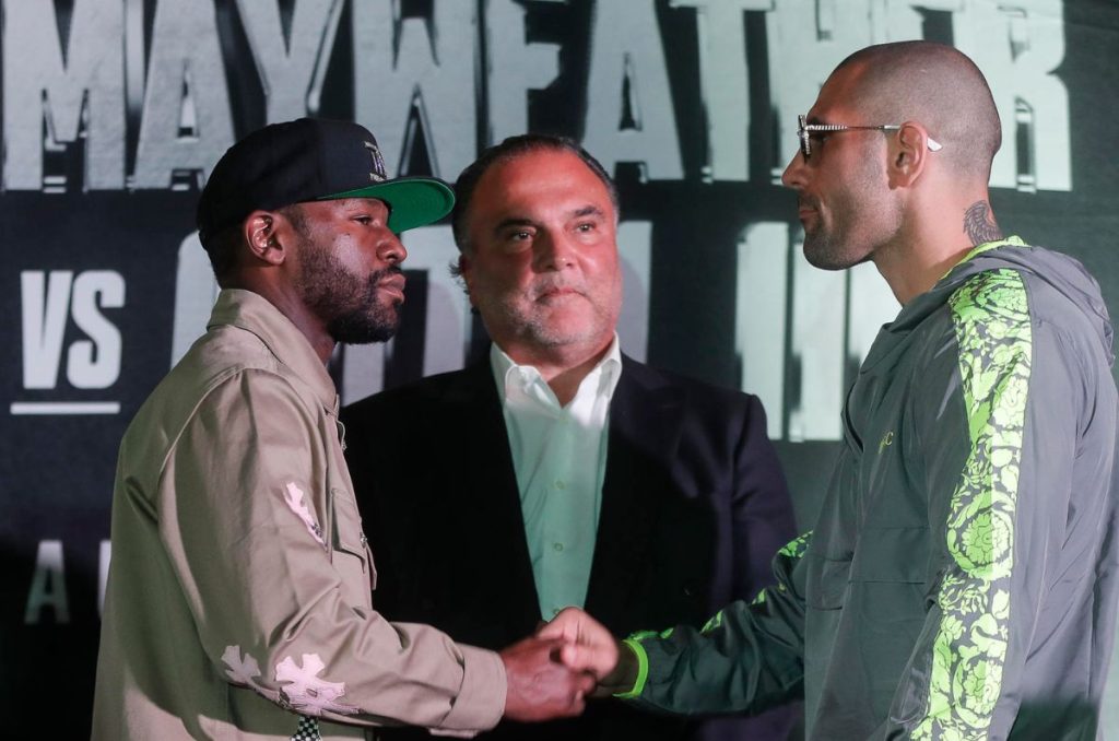 Floyd Mayweather afirmó que podría vencer a Julio César Chávez, leyenda del boxeo mexicano, y a su hijo, Julio César Chávez Jr., con una mano en la misma noche.