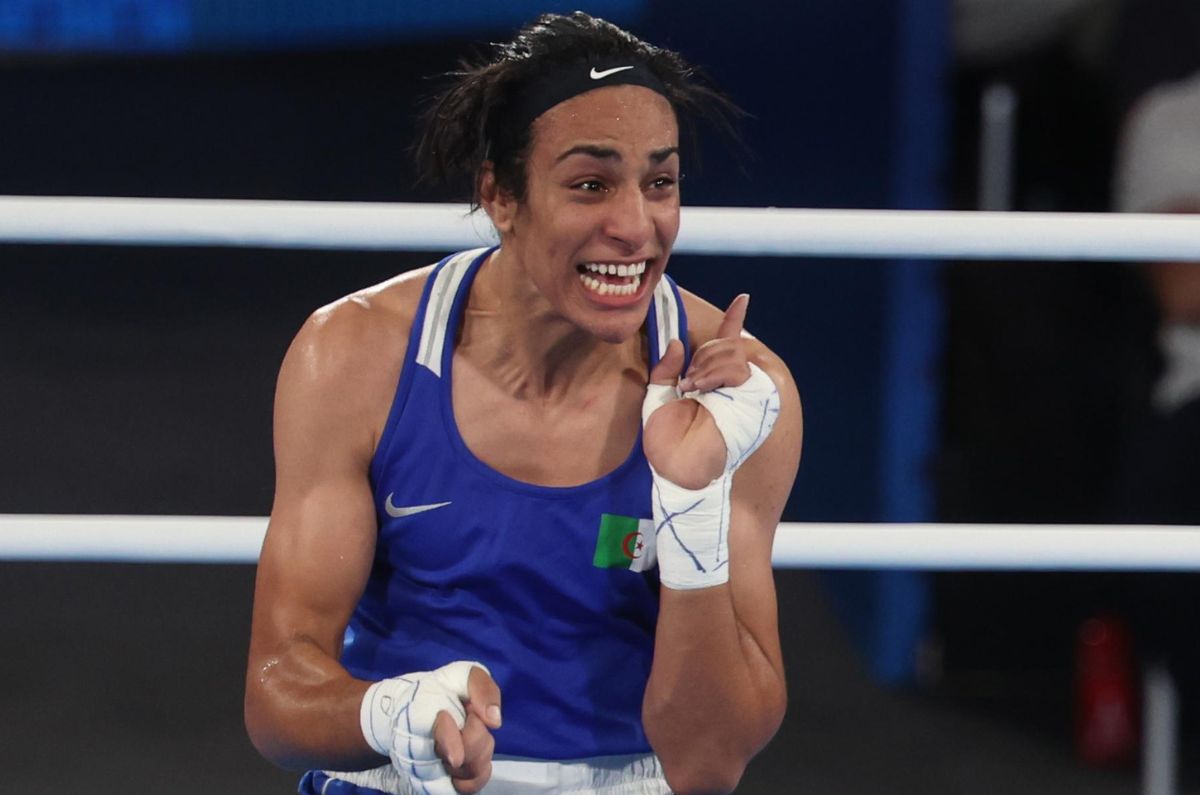 La boxeadora Imane Khelif clasificó a la final olímpica de -66 kilos, al derrotar a la tailandesa Janjaem Suwannapheng por decisión unánime. / EFE