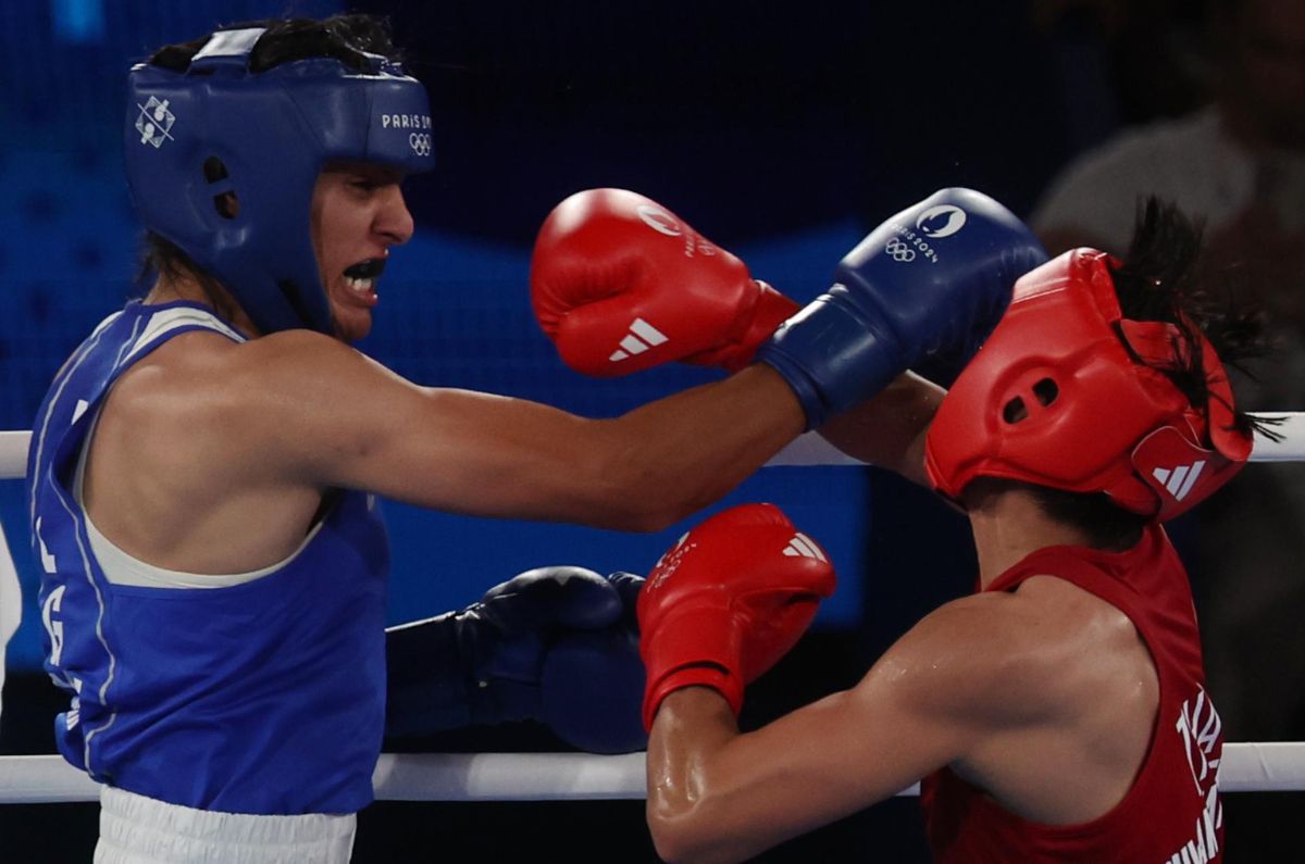 La boxeadora Imane Khelif clasificó a la final olímpica de -66 kilos, al derrotar a la tailandesa Janjaem Suwannapheng por decisión unánime. / EFE