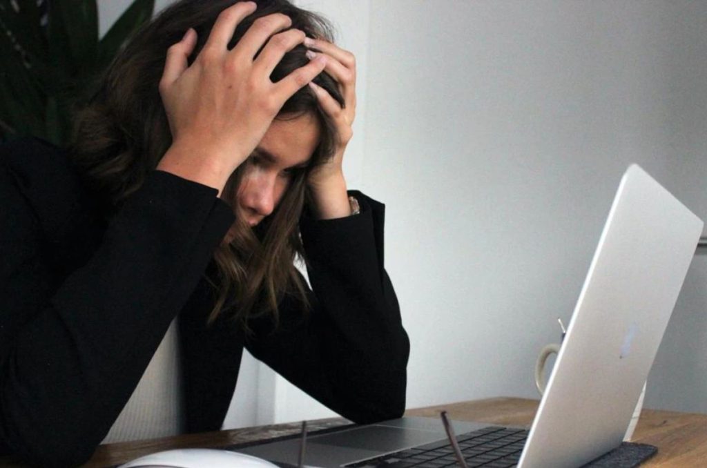 La irritabilidad también puede afectar el ambiente en la oficina, descubre qué dice la ciencia sobre la relación entre el mal humor y la productividad y aprende cinco estrategias para volver a sonreír.