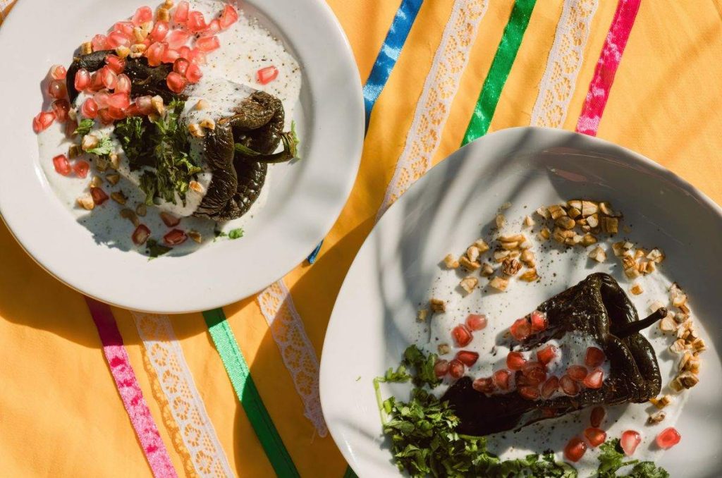 Con la llegada del verano inició la temporada de la elaboración de los chiles en nogada, uno de los platillos más emblemáticos de Puebla.