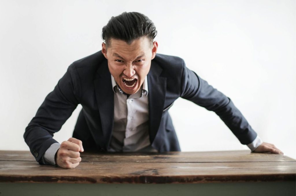 Si en alguna ocasión tu jefe te ha gritado o insultado, debes saber que no estás solo y que la ley te protege ante cualquier abuso laboral.