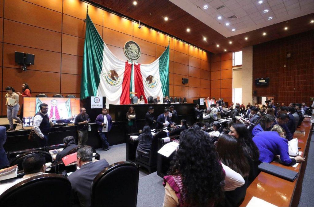 La reforma al Poder Judicial del presidente Andrés Manuel López Obrador, que propone la elección de jueces por voto popular, dio el primer paso tras aprobarse por la mayoría oficialista en la Comisión de Puntos Constitucionales de la Cámara de Diputados.