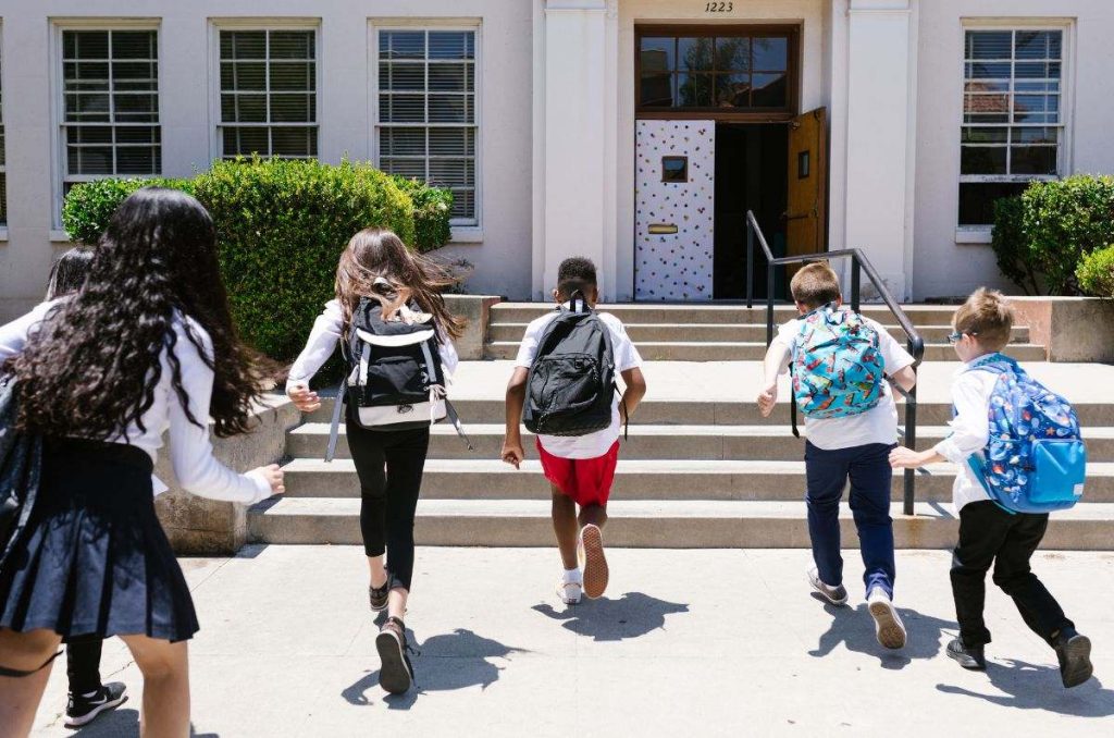 ¡Aprovecha el regreso a clases! Algunos gastos escolares pueden ser deducibles ante el SAT; conoce cuáles y cómo incluirlos.