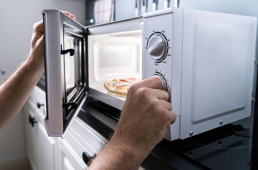 Descubre que alimentos no deben calentarse en el microondas, los riesgos para la salud y cómo algunos pueden volverse peligrosos.