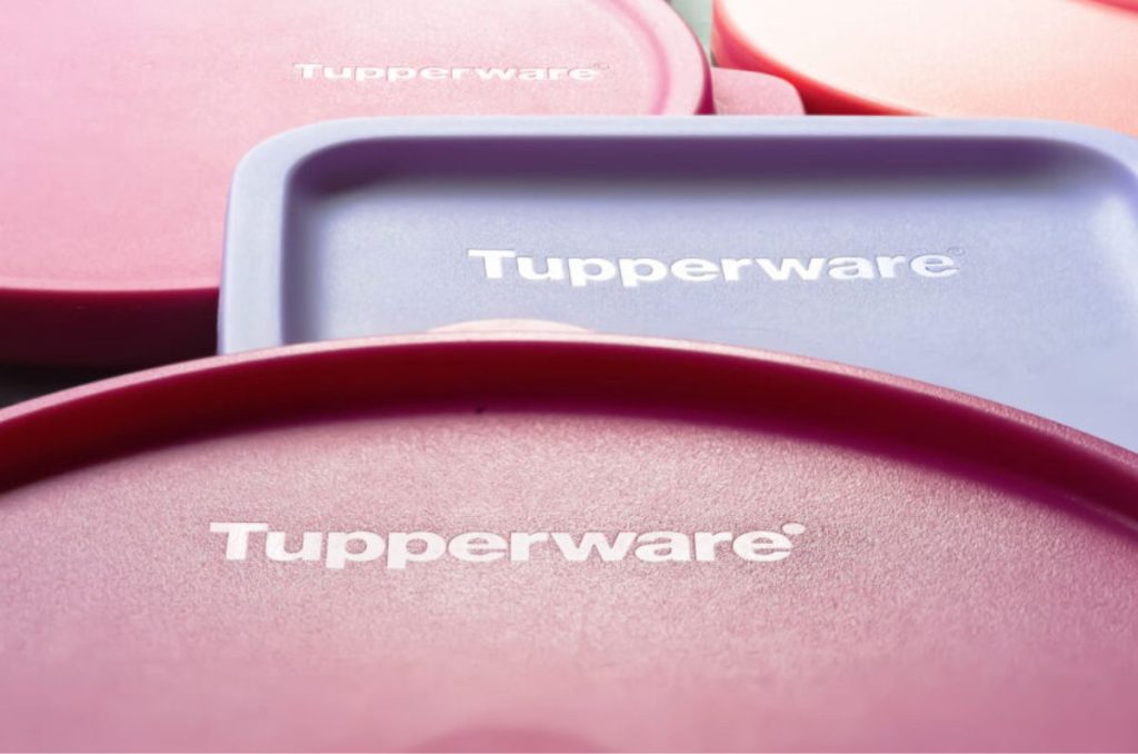 Tupperware se declaró en quiebra y por ello algunos supermercados aprovecharon para las compras de pánico y remató productos de la marca.