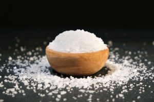 Aprende a quitar la humedad de un cuarto con sal marina