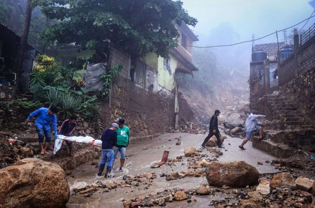 El paso de la tormenta tropical John por México dejó hasta el momento 22 muertos, caos, inundaciones y comunidades incomunicadas.