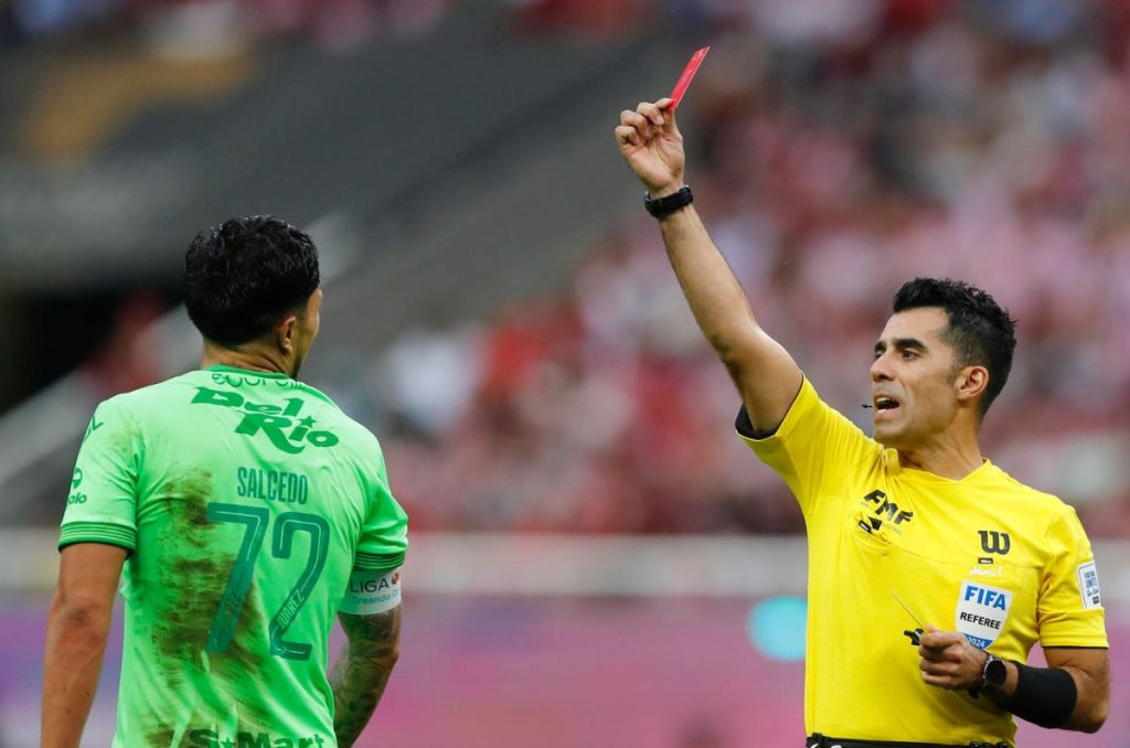 Tras los escándalos, Carlos Salcedo no ha iniciado con el pie derecho su segundo capítulo en los Bravos de Juárez.