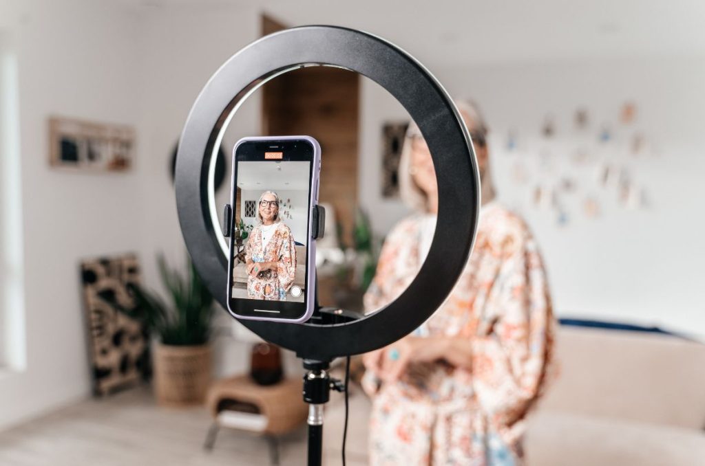 La Cofepris lanza una guía para influencers en difusión responsable de salud para evitar la promoción de productos milagro.