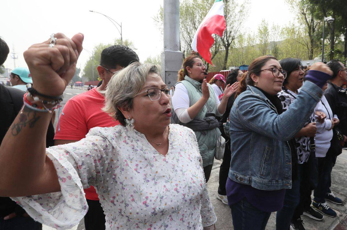  Cientos de jueces y trabajadores del Poder Judicial mexicano protestan en la Cámara de Diputados para bloquear al recinto e impedir que voten este martes la polémica reforma del presidente, Andrés Manuel López Obrador, que busca que haya elecciones de todos los juzgadores y la Suprema Corte. / EFE