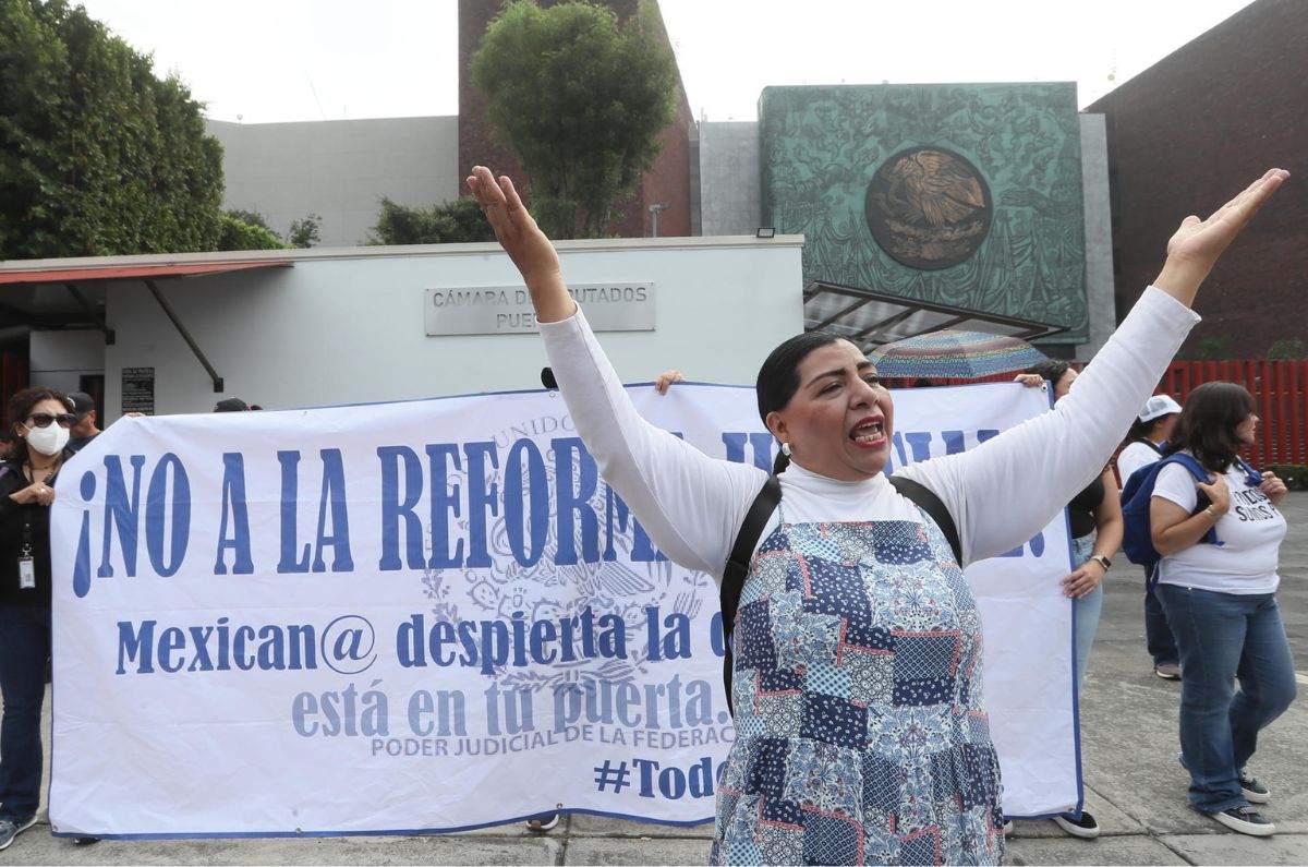  Cientos de jueces y trabajadores del Poder Judicial mexicano protestan en la Cámara de Diputados para bloquear al recinto e impedir que voten este martes la polémica reforma del presidente, Andrés Manuel López Obrador, que busca que haya elecciones de todos los juzgadores y la Suprema Corte. / EFE