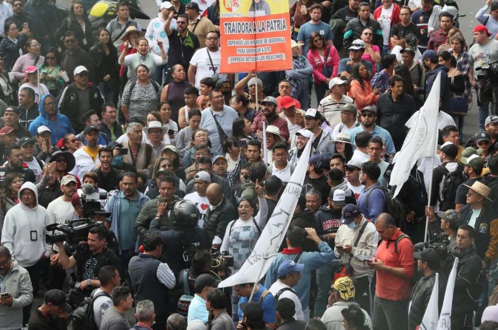 Cientos de jueces y trabajadores del Poder Judicial mexicano protestan en la Cámara de Diputados para bloquear al recinto e impedir que voten este martes la polémica reforma del presidente, Andrés Manuel López Obrador, que busca que haya elecciones de todos los juzgadores y la Suprema Corte.