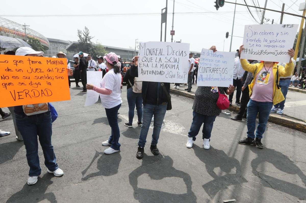  Cientos de jueces y trabajadores del Poder Judicial mexicano protestan en la Cámara de Diputados para bloquear al recinto e impedir que voten este martes la polémica reforma del presidente, Andrés Manuel López Obrador, que busca que haya elecciones de todos los juzgadores y la Suprema Corte. / EFE