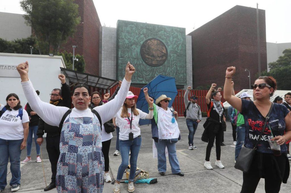 Cientos de jueces y trabajadores del Poder Judicial mexicano protestan en la Cámara de Diputados para bloquear al recinto e impedir que voten este martes la polémica reforma del presidente, Andrés Manuel López Obrador, que busca que haya elecciones de todos los juzgadores y la Suprema Corte.