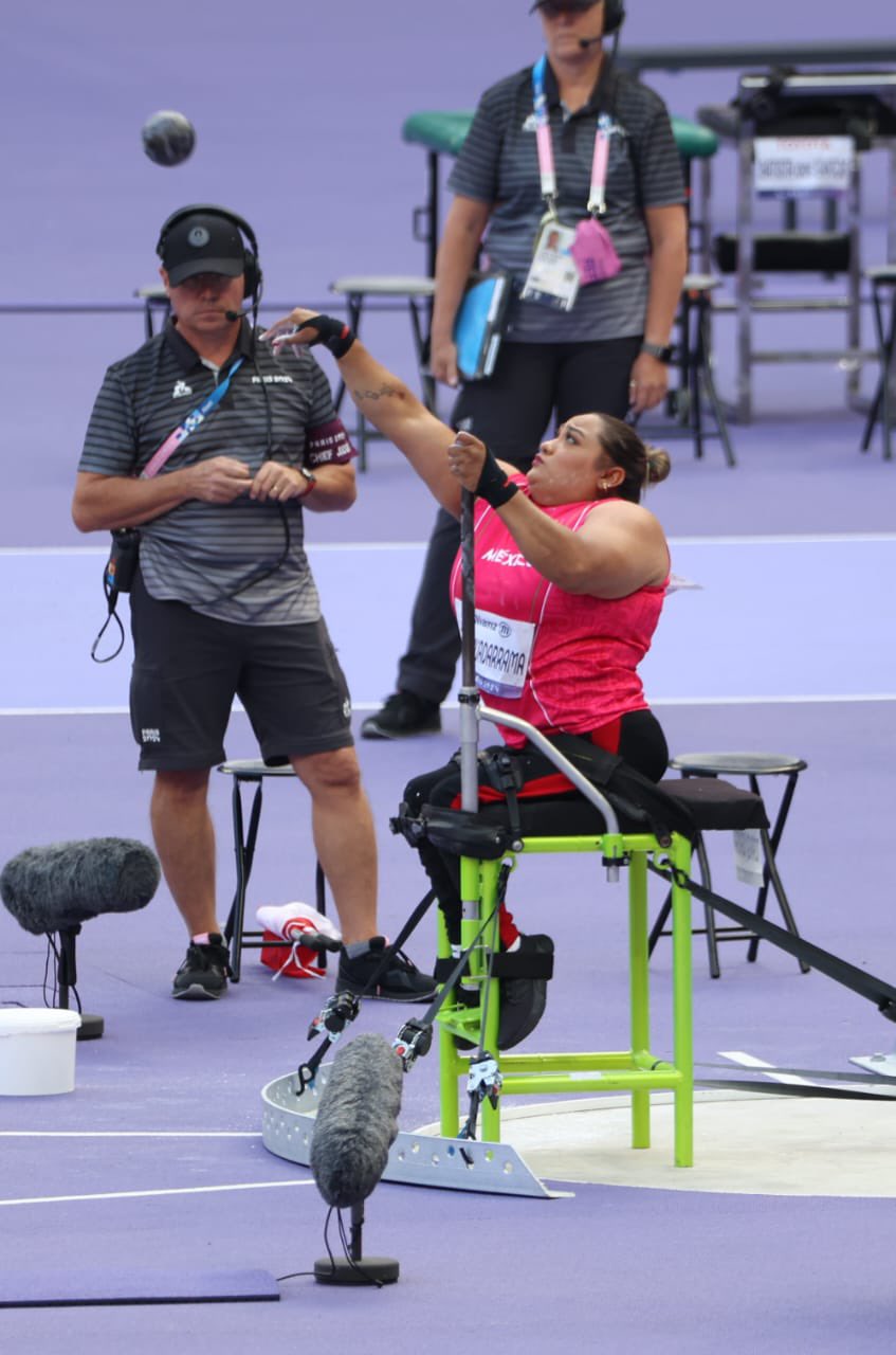 Gloria Zarza consigue la primera medalla de oro para México en los Juegos Paralímpicos de París 2024, en impulso de bala. / Vía X @CONADE