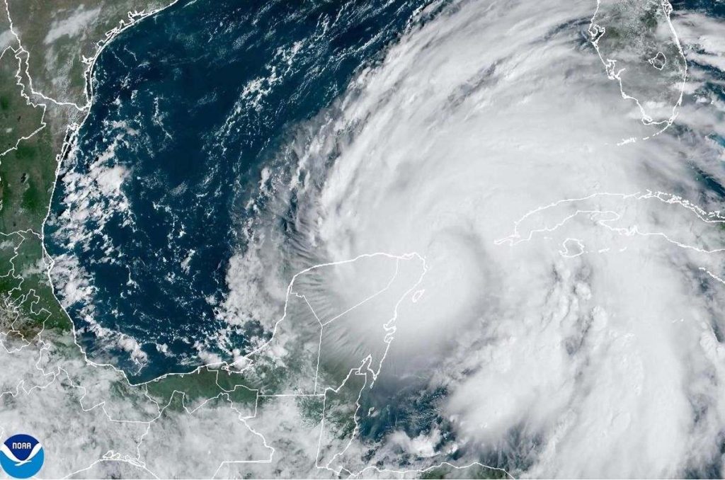  Fotografía satelital cedida este miércoles por la Oficina Nacional de Administración Oceánica y Atmosférica (NOAA) a través del Centro Nacional de Huracanes (NHC) estadounidense donde se muestra la localización de la tormenta tropical Helene frente a la península de Yucatán. La tormenta Helene pasa este miércoles cerca de la península de Yucatán, en México, y mantiene a todo el estado de Florida (EE.UU.) en alerta por su previsible llegada como un huracán de categoría mayor la noche del jueves. 