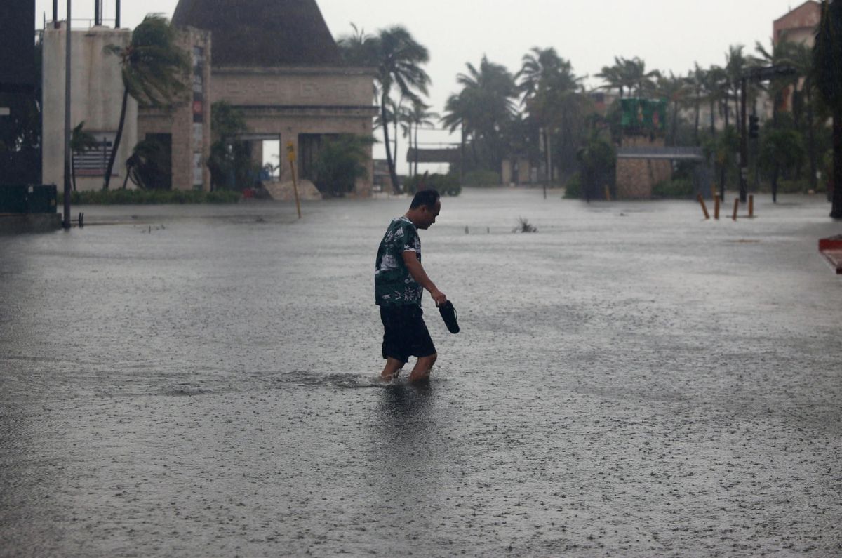 Huracán Helene, de categoría 1, se mantiene cercano al Caribe mexicano