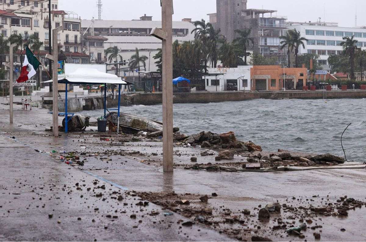 John se convierte de nuevo en huracán durante su avance hacia el sur de México